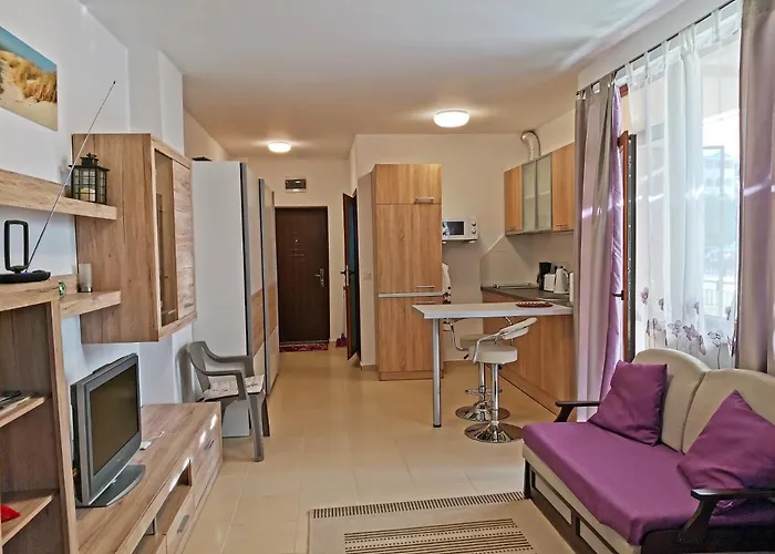 светлая новая студия в Апартамент *